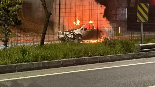 Tekirdağ’ın Kapaklı İlçesinde Kontrolden Çıkan Araç Alev Aldı