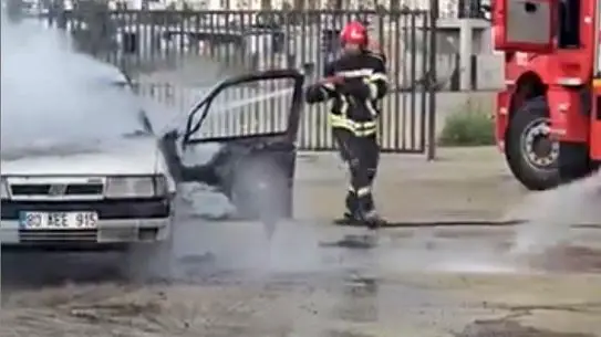 Osmaniye'de Park Halindeki Araç Aniden Alev Aldı: Görgü Tanıkları Şokta
