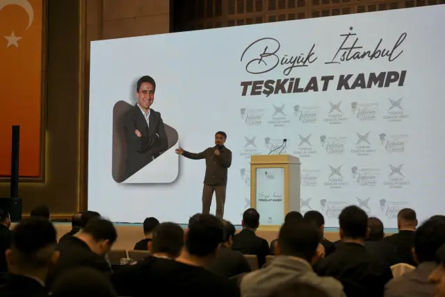 Takım çalışması sırasında gençler