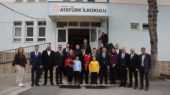 Topsakal, Ladik’te 23 Nisan Coşkusunu Öğrencilere Hediyelerle Renklendirdi