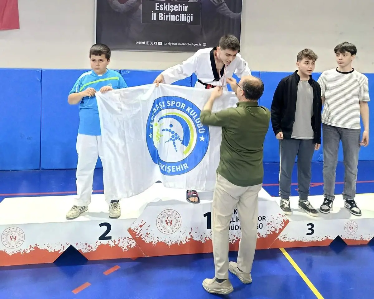Eskişehir'de 23 Nisan Taekwondo Şöleni Binlerce İzleyiciyi Büyüledi