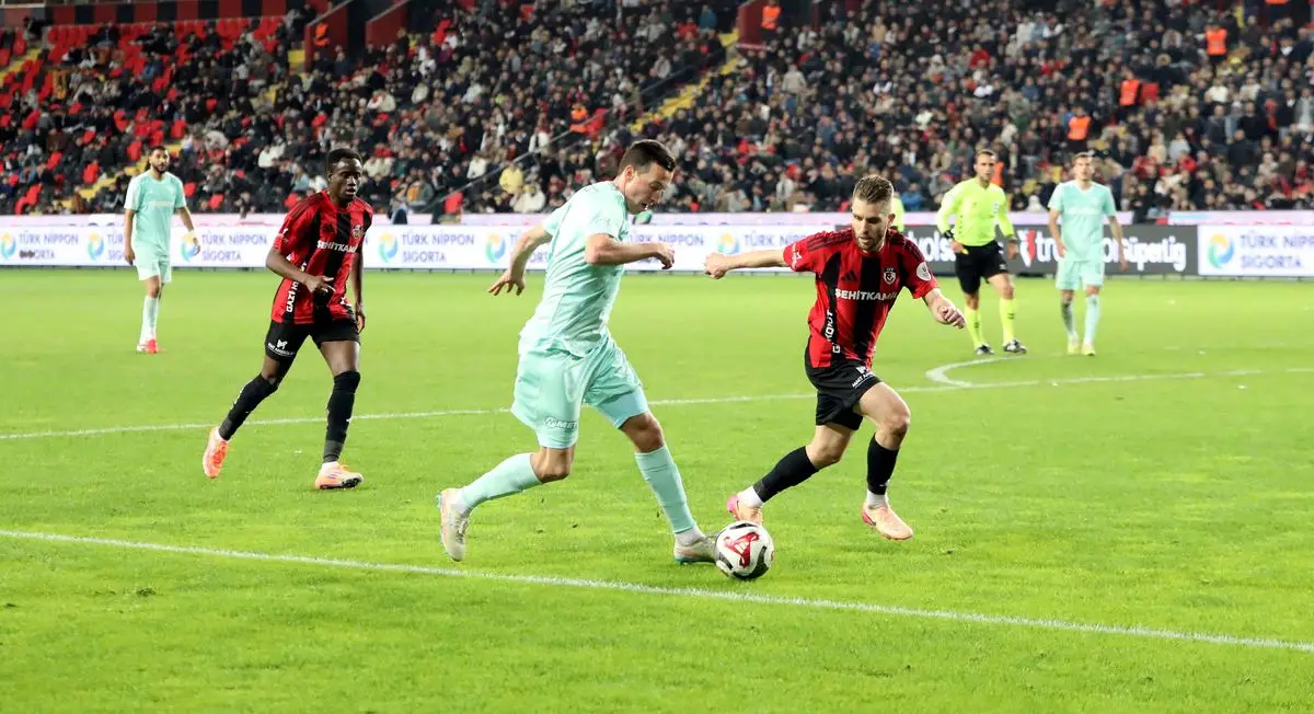 Gaziantep FK, Kayserispor'u 3-0 Yendi: 30. Hafta Süper Lig'de Önemli Galibiyet