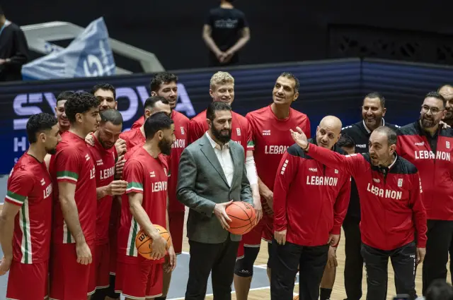 Sahadaki oyuncular ve Şara