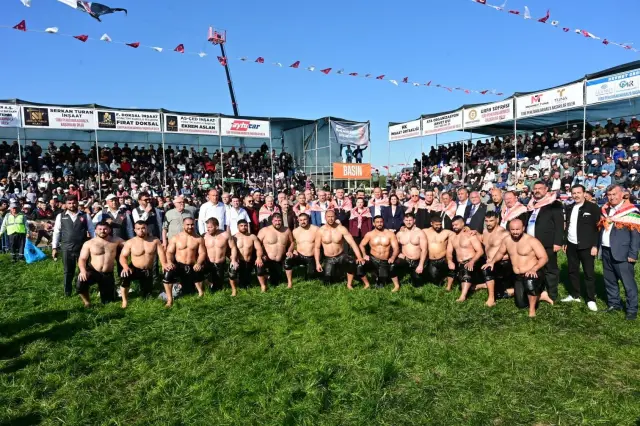 Güreşçiler Arasında Dostluk