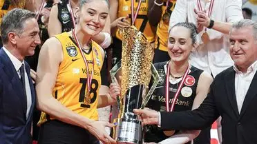 Ayça Aykaç Gözyaşlarıyla Veda Etti: Şampiyon VakıfBank'ta Emeklerini Sürdürüyor