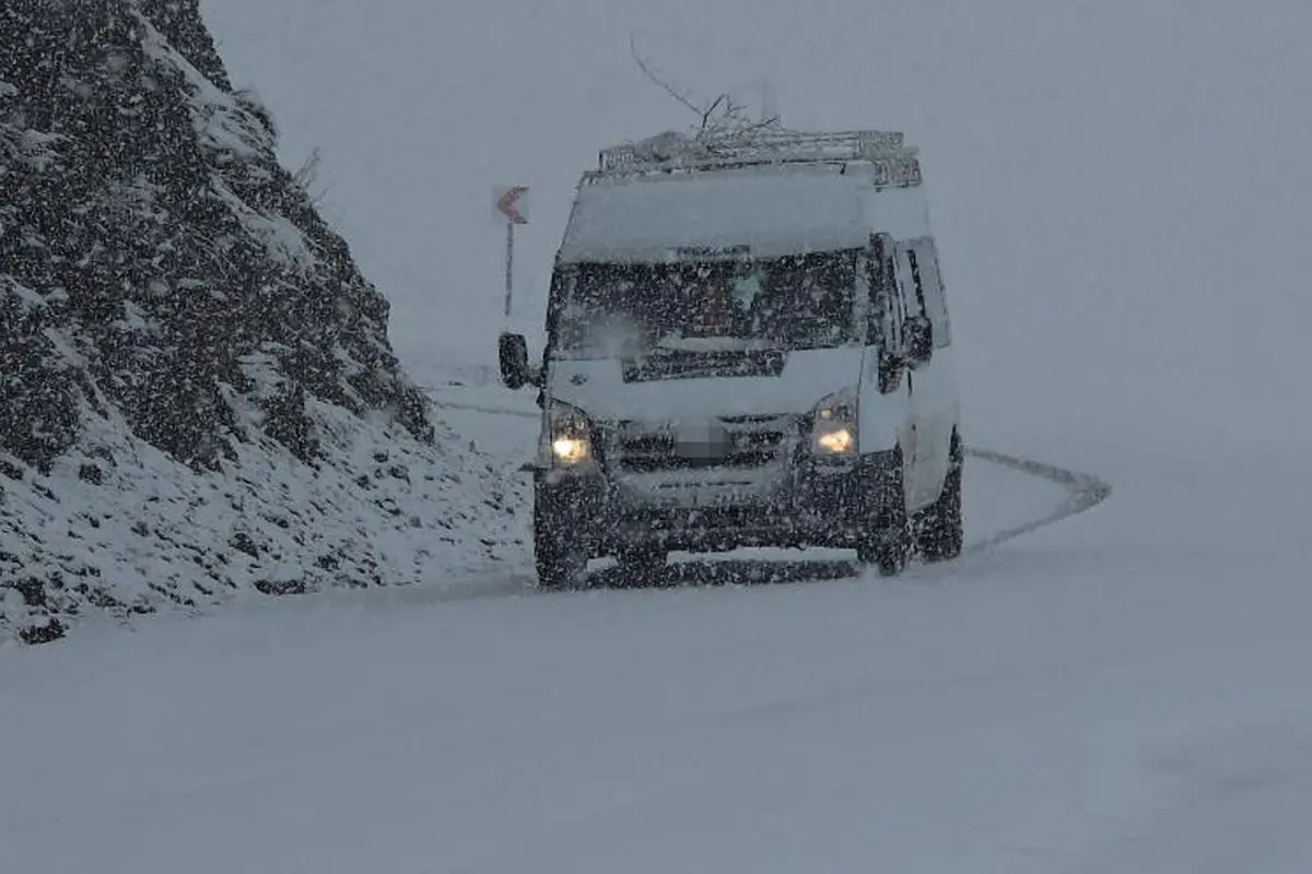 Bitlis-Van Dağlarında Ani Kar Yağışı Sürücüleri Zor Duruma Soktu