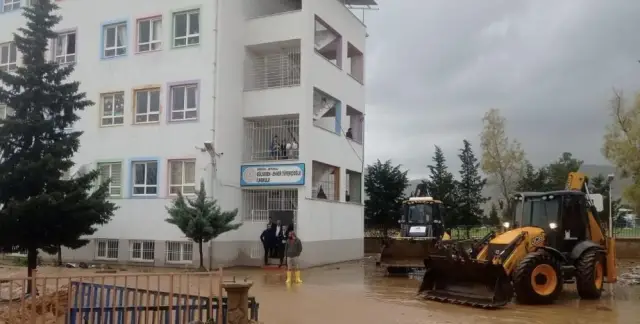 Tahliye sırasında itfaiye ekipleri