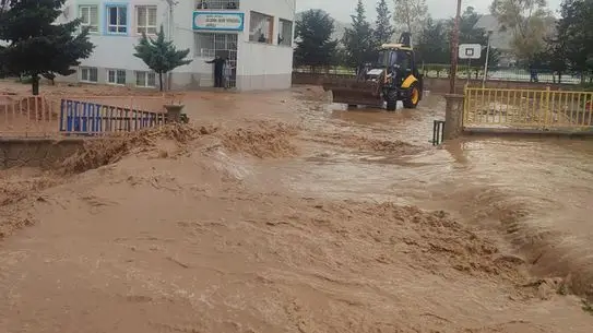 Mardin Artuklu’da Şiddetli Sağanak: 75 Öğrenci Okulda Mahsur Kaldı