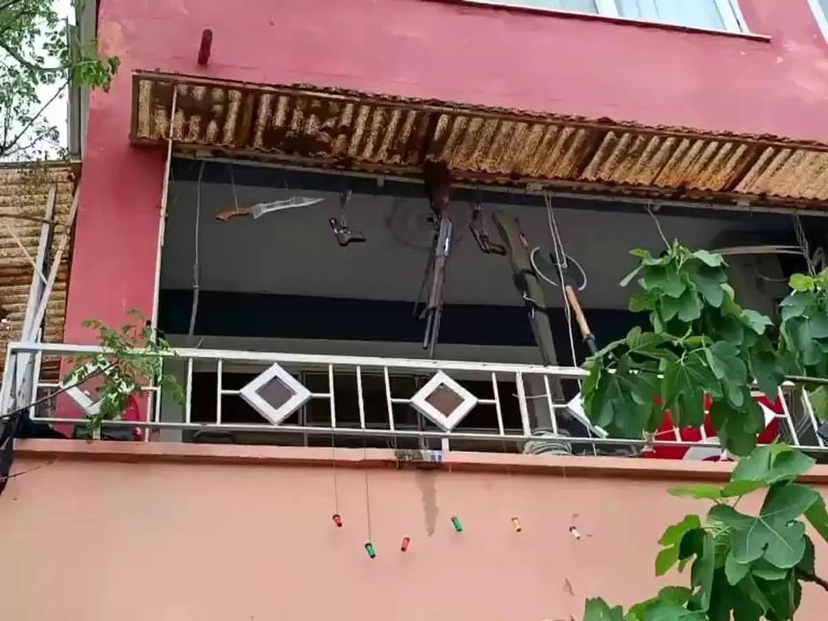 Hatay’da Balkonunda Silah Sergileyen Şahıs Gözaltına Alındı
