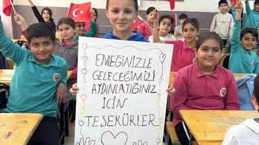 Kurtalan’da Öğrenciler Öğretmenlerini Renkli Pankartlarla Selamladı