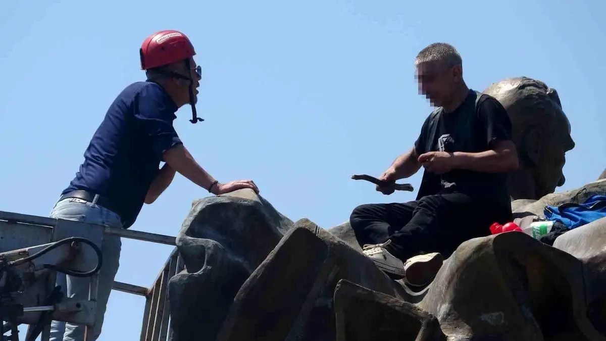 Antalya’da Atatürk Anıtına Müzik ve Dans Şovu: Benzin Bidonlu Genç Şaşkına Döndürdü
