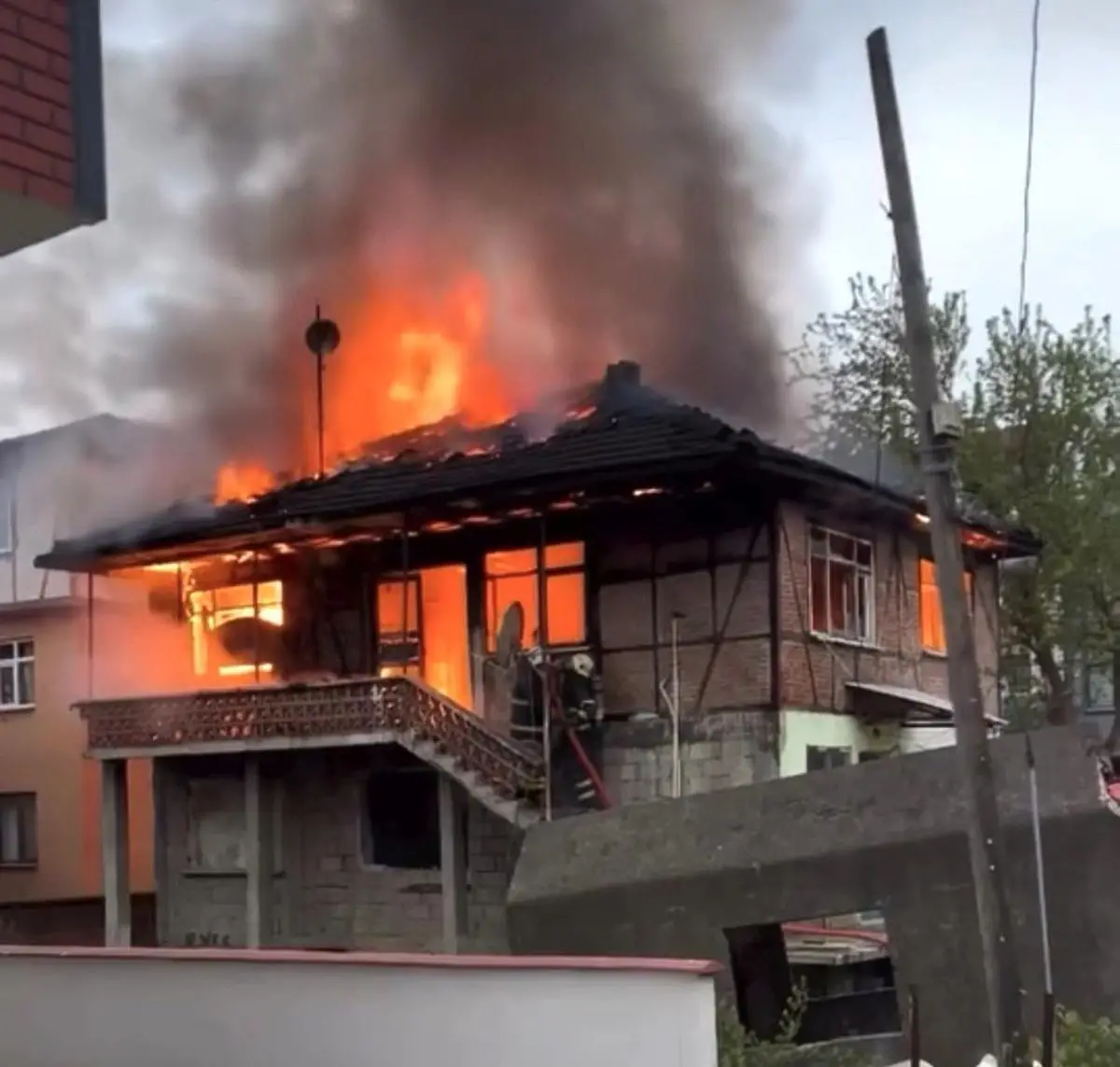 Düzce’de İki Katlı Konutta Şiddetli Yangın: İtfaiye Hızlı Müdahale Etti