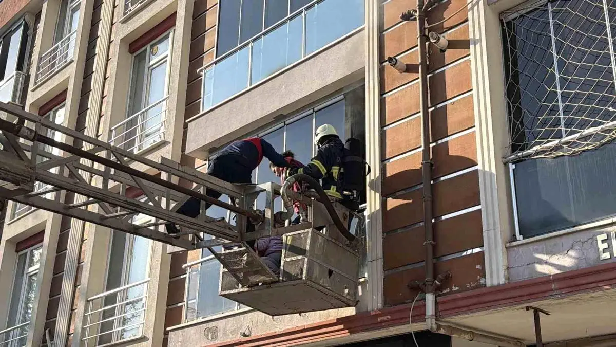 Tokat Erbaa’da Apartman Yangını: Dumanla Mücadele Eden Anne ve Çocuklar Balkonlardan Tahliye Edildi