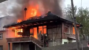 Düzce’de İki Katlı Konutta Şiddetli Yangın: İtfaiye Hızlı Müdahale Etti