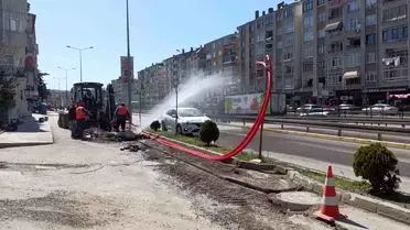 Karamürsel'de Fiber Altyapı Çalışması Sırasında Su Borusu Patladı, Cadde Sular Altında Kaldı