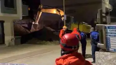 Çayırova’da 5 Katlı Bina Temel Kazısı Sonrası Toprak Kaymasıyla Tahliye Edildi