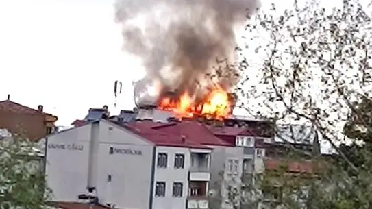 Vakfıkebir’de 6 Katlı Binanın Çatı Yangını Korku Yarattı