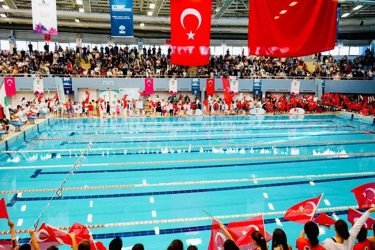 Alleben'de Minik Yüzücüler Renkli Havuz Şenliği