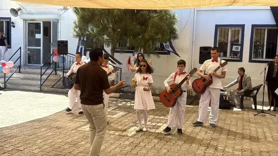 Bodrum’da Çocuk Şenliği: Özel Öğrencilerden Coşkulu Performans ve Resim Atölyesi Açılışı