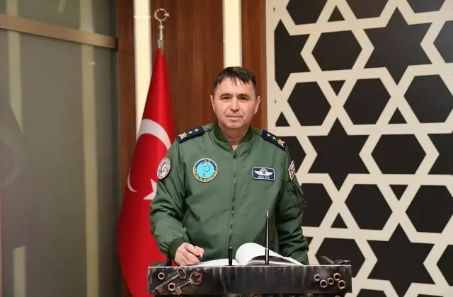 Tümgeneral Mete Kuş karargaha çekilirken