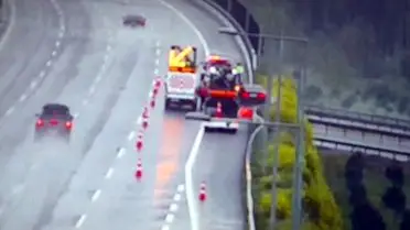 Sakarya Akyazı’da Otoyolda Kontrol Kaybı: Araç Karayolları Çalışanlarına Çarptı