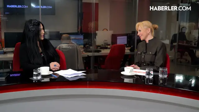 Stüdyo ortamında Züleyha Ortak Dağ