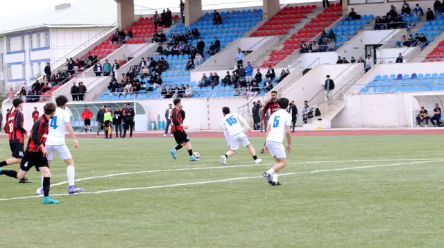 Futbol sahasında AİÇÜ öğrencileri
