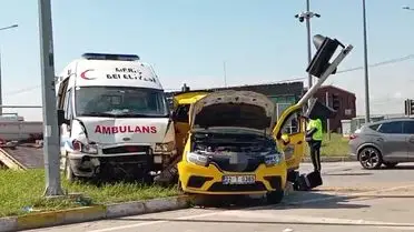 Edirne'de Ambulans ve Taksi Çarpıştı: 5 Kişi Yaralandı