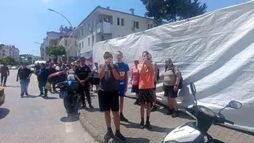 Manavgat’ta Yangın Korkusuz Turistleri Çekti: Pazar Alışverişi Yerine Görüntü Yarışı