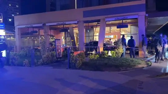 Bakırköy D-100'de Direksiyon Kaybı Kafeye Çarptı: 6 Yaralı