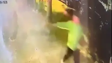 Kadıköy'de Çıkarılan Kişi Silah Çekti: Polis Bacağını Vurarak Gözaltına Aldı
