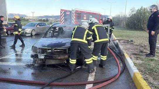 Sivas'ta Aniden Alev Alan Araçta Sürücü Gözyaşlarına Engel Olamadı