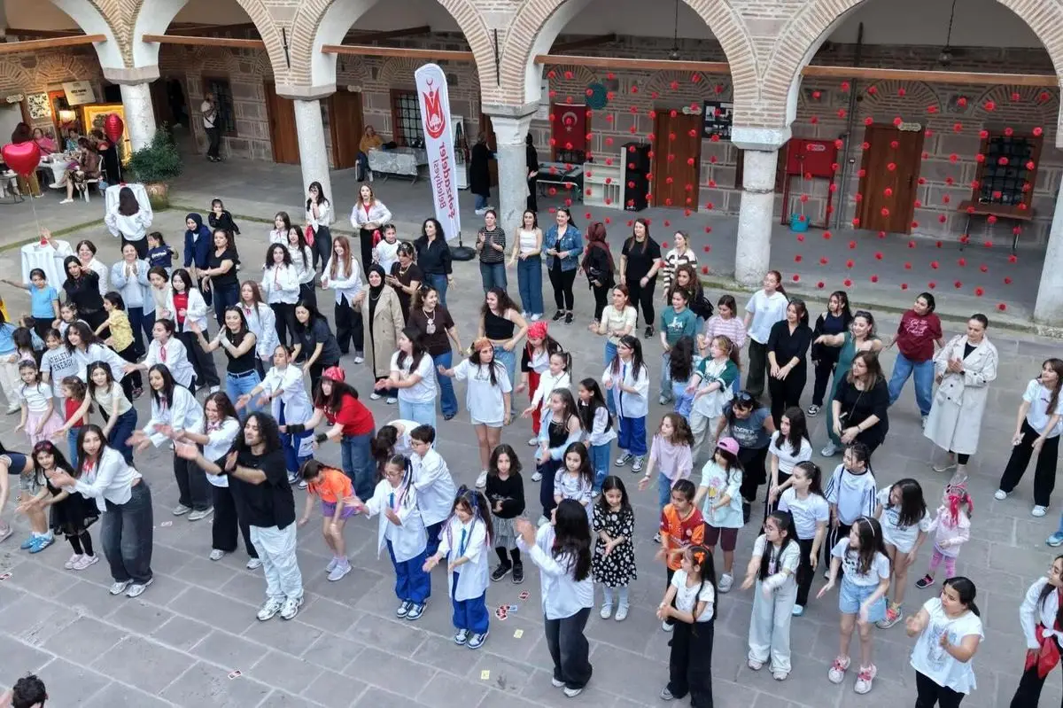 Şehzadeler'de Renkli Dans Şöleni: Dünya Dans Günü Coşkusu
