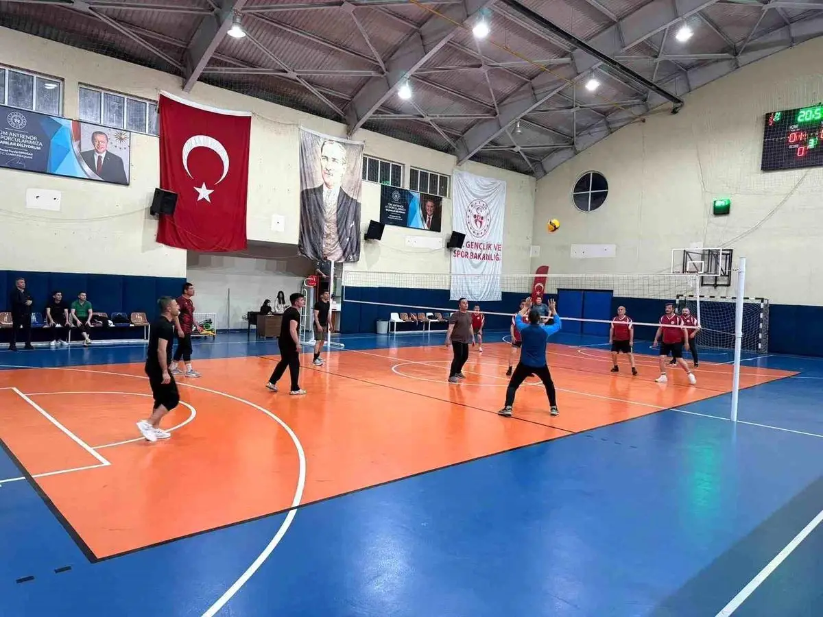 Düzce'de Jandarma Üniformasıyla Sahada: Filenin Efeleri Turnuvada Şampiyonluk Yolunda