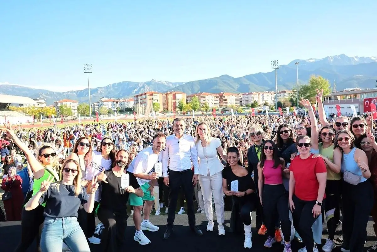 Denizli'de Dünya Dans Günü: Kadınların Ritmi Şehri Canlandırdı