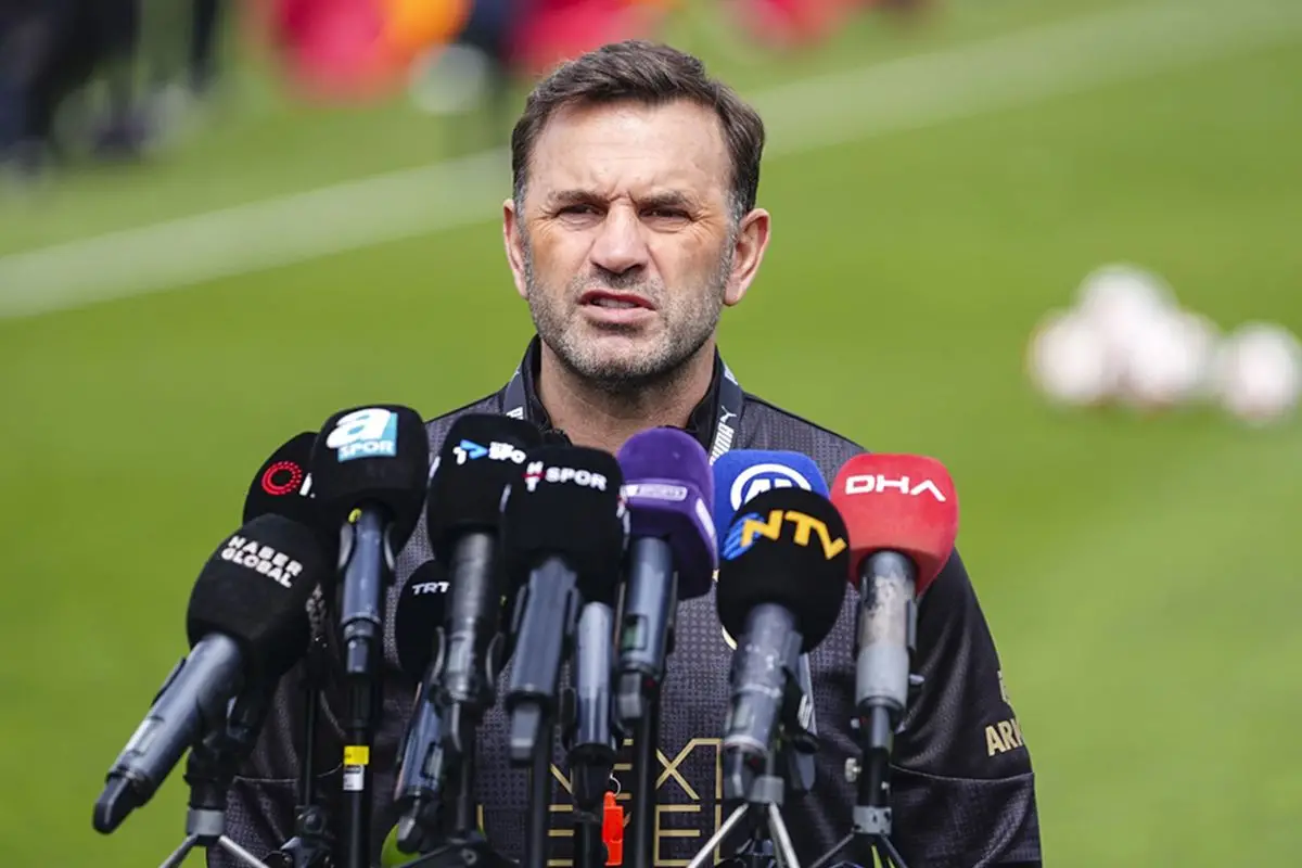 Okan Buruk Galatasaray stadyumu önünde