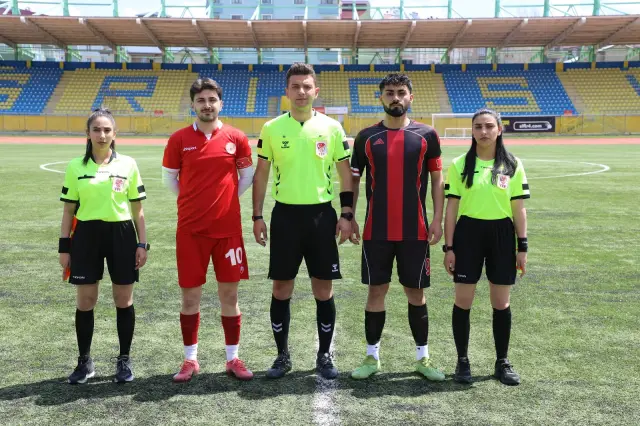 Saha kenarında genç futbolcular