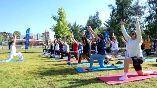 Aydın’da Yoga Rüzgarı: Sağlıklı Yaşam Etkinlikleri Şehrin Sokaklarını Dolduruyor