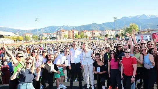 Ana sahnedeki kadın dansçıları