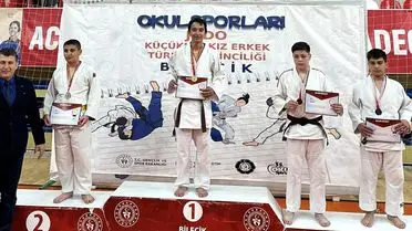 Manisa'nın Genç Judocu Alp Canıtez, Bilecik'te Altın Madalya Kazandı