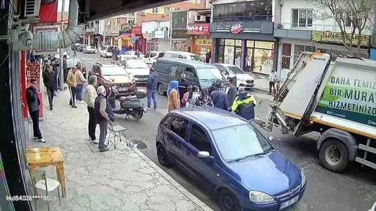 Muratlı’da Çöp Kamyonuna Çarpan Hafif Ticari Araç Temizlik Görevlisini Yaraladı
