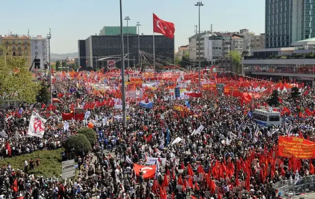 Gezi Parkı protestoları sırasında Taksim Meydanı'>
<h3>Gelecek Perspektifi</h3>
<p>Şehir planlaması, güvenlik önlemleri ve ifade özgürlüğü arasındaki denge, Taksim’in önümüzdeki yıllarda nasıl bir rol oynayacağını belirleyecek. 1 Mayıs’ın devam eden önemi, meydanın tarihsel mirasını güncel politik dinamiklerle birleştirmeye devam ediyor.</p>            </div>
        </div>

        <div class=