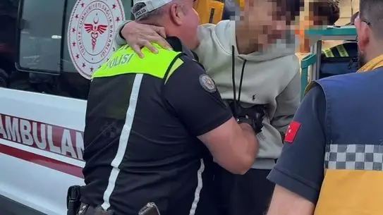 Ehliyetsiz motosiklet sürücüsü kaçarken kaza yaptı, polisle duygusal an yaşandı