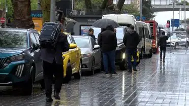 Emek ve Dayanışma Günü'nde Taksim'de Yol Kapatmaları Turistleri Valizleriyle Yürütüyor