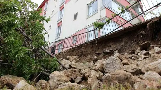 Amasya'da İstinat Duvarı Çöküşü: Binanın Güvenliği Sarsıldı