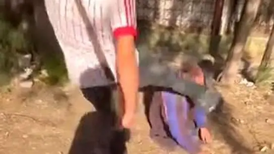 Buca’da sokakta uyuyan yaşlı adamın üzerine tekme atan iki genç tutuklanmadı