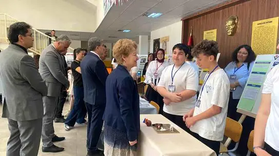 Burhaniye'de Genç Öğrencilerin Projeleri TÜBİTAK 4006 Bilim Fuarı'nda Büyük İlgi Topladı
