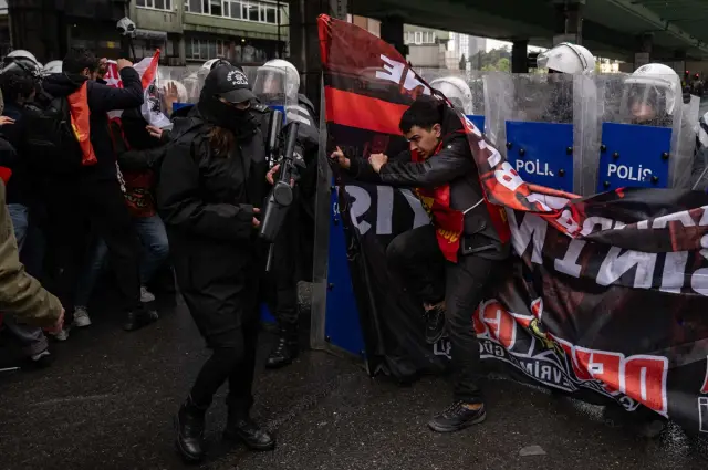 Polis ekipleri yürüyüş alanında