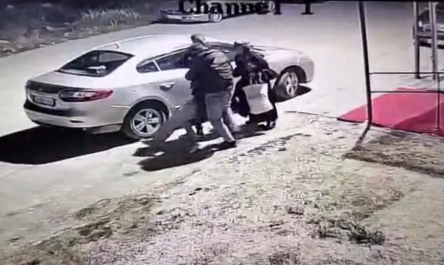 Polis ekipleri araştırma yapıyor