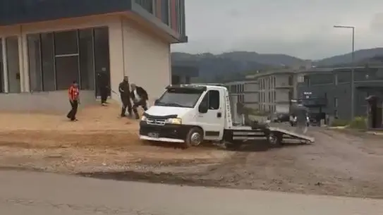 Bursa’da Çekici Sürücüsü Tartıştığı Kişilere Aracını Sürerek ve Sopayla Saldırdı